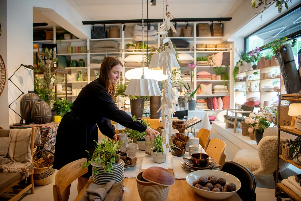 – Det er vanlig at kundene kommer inn til butikken for å se, går hjem og tenker seg om, før de så bestiller varene der, sier Heidi Bøås i Bolina.