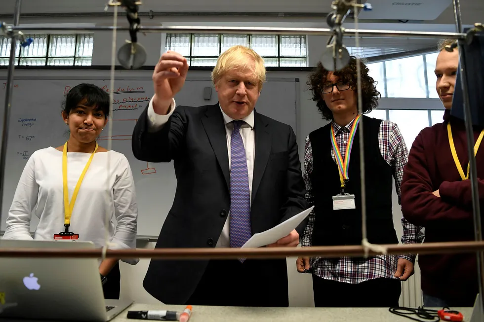 Tirsdag møtes Storbritannias nasjonale sikkerhetsråd for å diskutere Huaweis rolle i utviklingen av landets 5G-nett. Statsminister Boris Johnson håper å finne en løsning. Her fra et besøk til King's College London University på mandag.