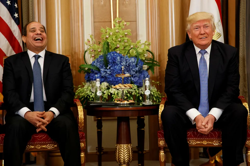 President Donald Trump spøker med Egypts president Abdel Fattah al-Sisi under møtet i Riyadh søndag. Trump har nå bestemt seg for å besøke Egypt om kort tid. Foto: Evan Vucci/AP/NTB Scanpix.