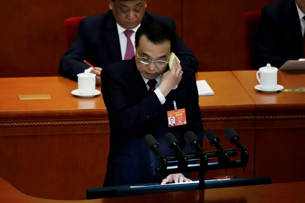 Kinas statsminister Li Keqiang taler på åpningen av Folkekongressen.