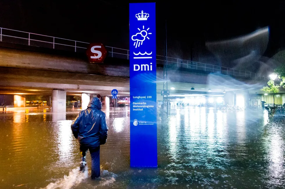 NEDBØR: Danmarks Meteorologiske Institutt ble også utsatt for oversvømmelse, etter et kraftig regnvær rammet det østlige Danmark i august. Foto: Jens Astrup / NTB scanpix