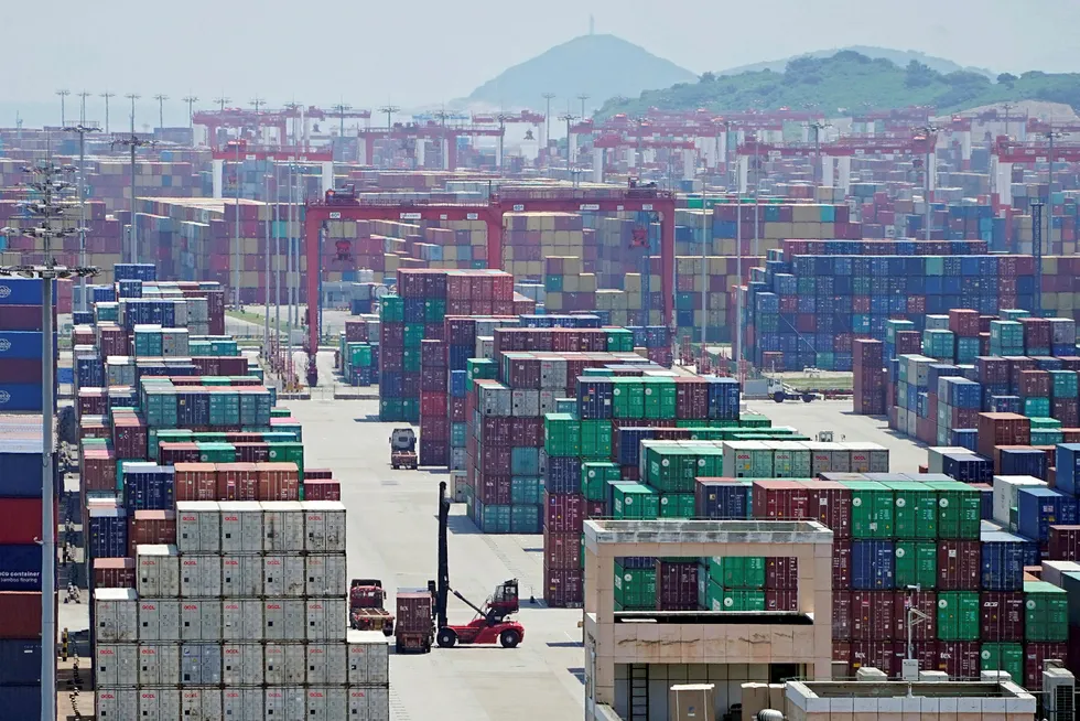 Første fase av handelsavtalen mellom USA og Kina skal formaliseres. Det kan bety økt aktivitet på havnen i Shanghai.