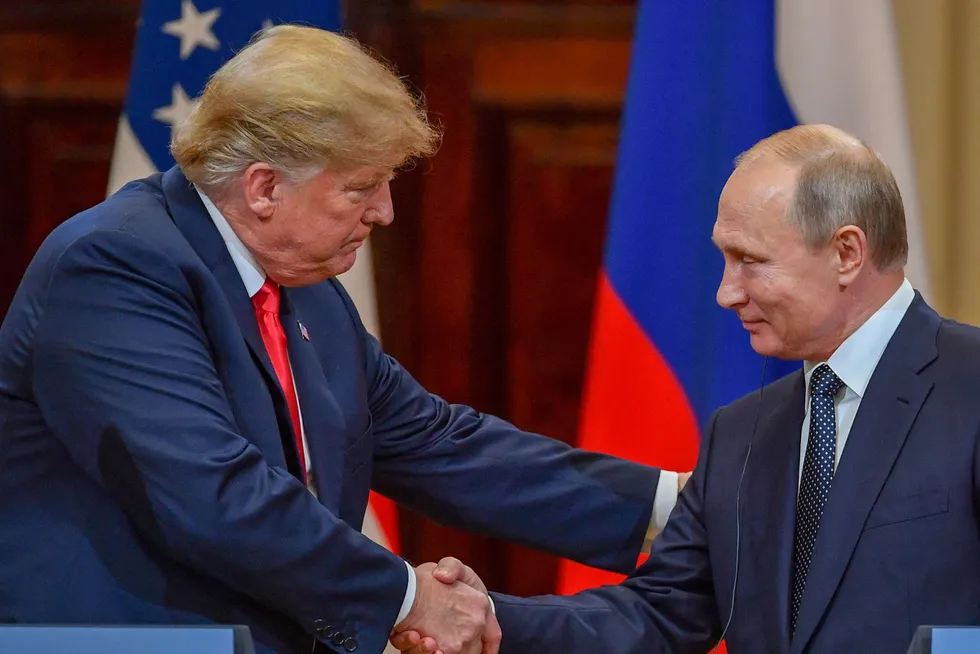 Donald Trump har sagt at han vil vurdere om USA skal ut av Nato, ifølge kronikkskribenten. Donald Trump og Vladimir Putin møttes i Helsingfors i 2018.