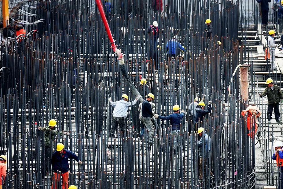 Færre arbeidere vil bety økt produktivitet, økt forhandlingsmakt og høyere lønns- og prisvekst. Ulikhetene vil kunne reverseres. Her kinesiske arbeidere på en byggeplass i Nantong. Foto: China Stringer Network/Reuters/NTB Scanpix
