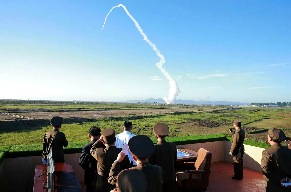 I dette udaterte bildet fra nordkoreanske myndigheter ser Nord-Koreas leder Kim Jong-Un på en oppskyting av en missil. Det er uklart om dette er fra den niende prøveoppskytingen som ble foretatt mandag, Missilen havnet i den japanske økonomiske sonen i havet. Foto: STR/AFP/NTB Scanpix