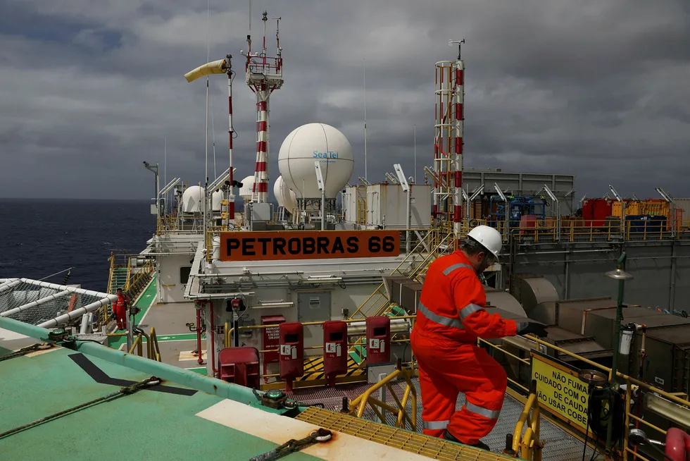 En arbeider går på oljeriggen P-66 tilhørende det brasilianske statsoljeselskapet Petrobras. Nå kan selskapet bli privatisert.