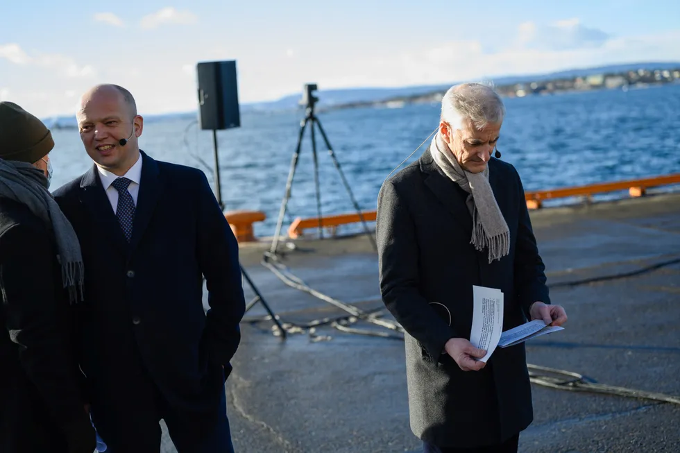 Finansminister Trygve Slagsvold Vedum og statsminister Jonas Gahr Støre (til høyre) fra pressekonferansen tidligere i år da de presenterte regjeringens satsing på havvind.