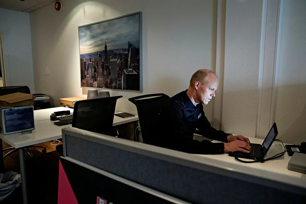 Arnfinn Strand, leder for sikkerhetsingeniørene i Check Point Norge, sitter i tomme lokaler på Aker Brygge. Alle kollegene er borte på jobb. Foto: Aleksander Nordahl