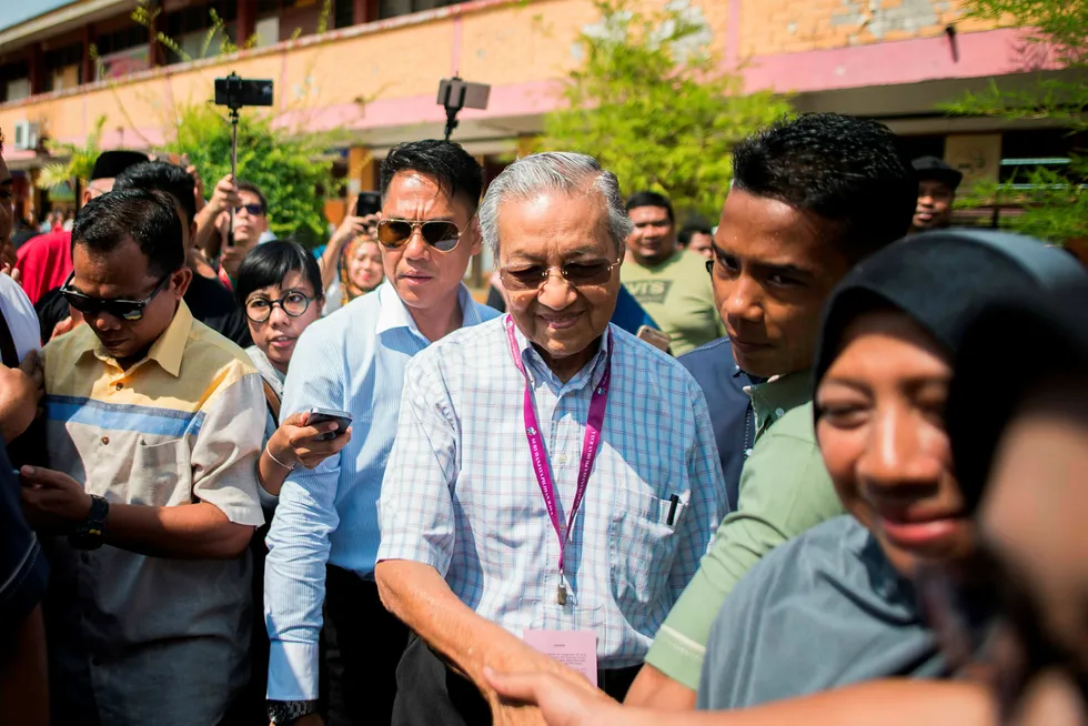 Malaysias tidligere statsminister - og nå opposisjonsleder - Mahathir Mohamad avla stemme under valget tidlig onsdag morgen. Valgdeltakelsen er lavere enn tidligere år, noe den sittende regjeringen sannsynligvis vil tjene på. Foto: Jeewel Samad/AFP/NTB Scanpix