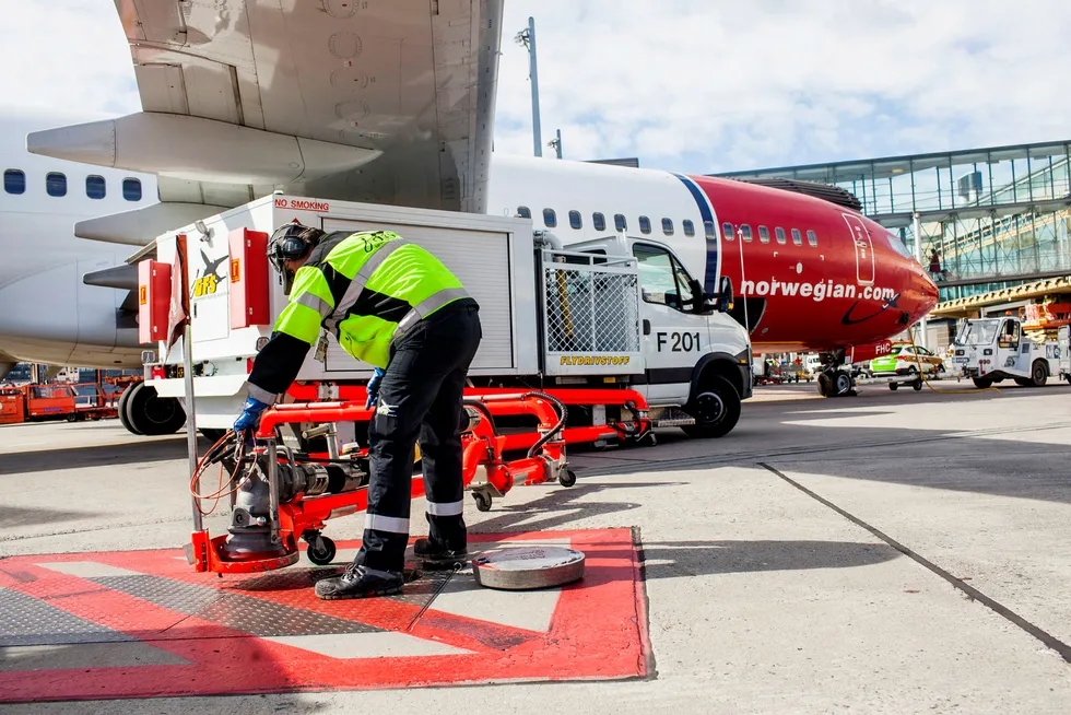 Fra i år er flyselskapene forpliktet til å blande inn 0,5 prosent biodrivstoff på flyene, når flyene tanker opp på Oslo lufthavn (bildet). Nå vil miljøorganisasjoner ha et klimafond for å få til produksjon av biodrivstoff som monner.