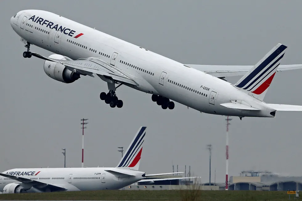 En Air France Boeing 777-300ER tar her av fra Charles-de-Gaulle. Nå blir flere avganger innstilt. Foto: Pascal Rossignol