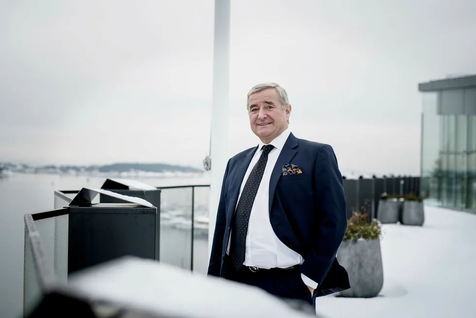 Styreleder Christen Sveaas i Norske Skog er glad for at han forsøkte å redde selskapet. Her er han på verandaen utenfor sitt kontor på Aker Brygge tirsdag. Foto: Skjalg Bøhmer Vold