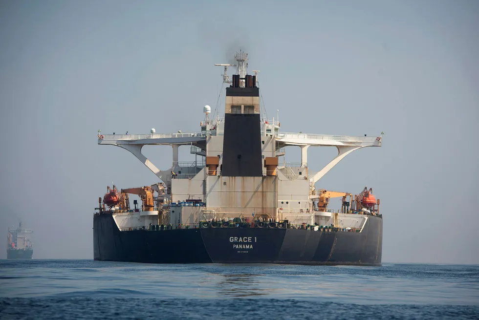Oljetankeren Grace 1 fotografert utenfor Gibraltar torsdag, før høyesterett besluttet at skipet ikke lenger skal holdes i arrest.