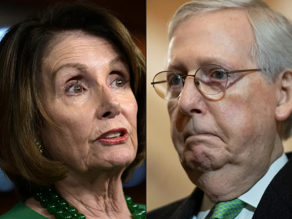 Demokratenes flertallsleder i Representantenes hus, Nancy Pelosi, forhandler om en koronakrisepakke med Republikanernes flertalssleder i Senatet, Mitch McConnell. Nå pågår forhandlingene gjennom helgen i Washington, D.C.