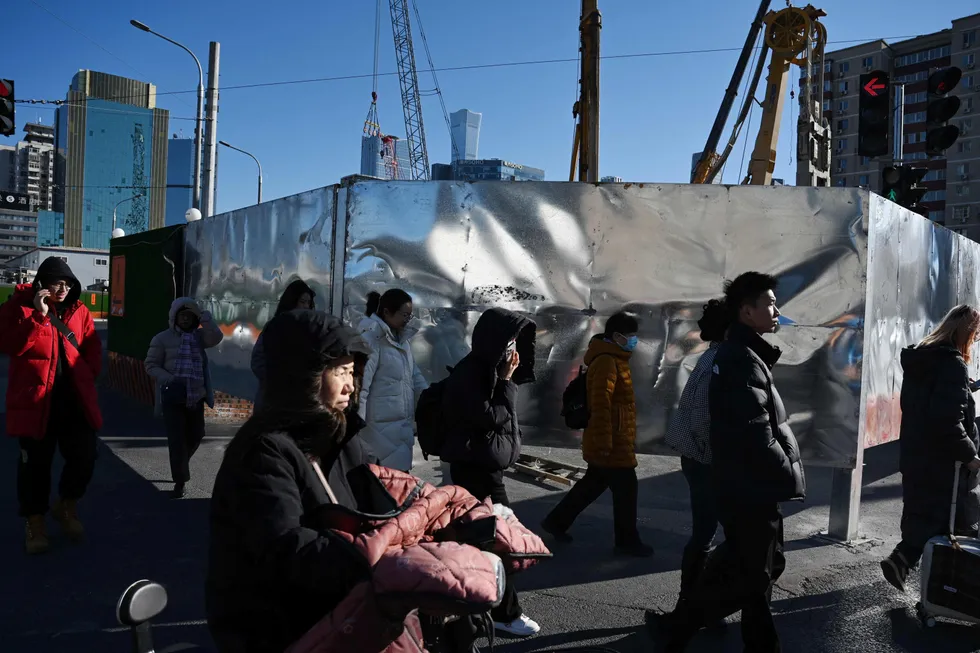 Prisene faller i Kina og økonomer frykter en ny deflasjonsrunde. Her fra hovedstaden Beijing på søndag.