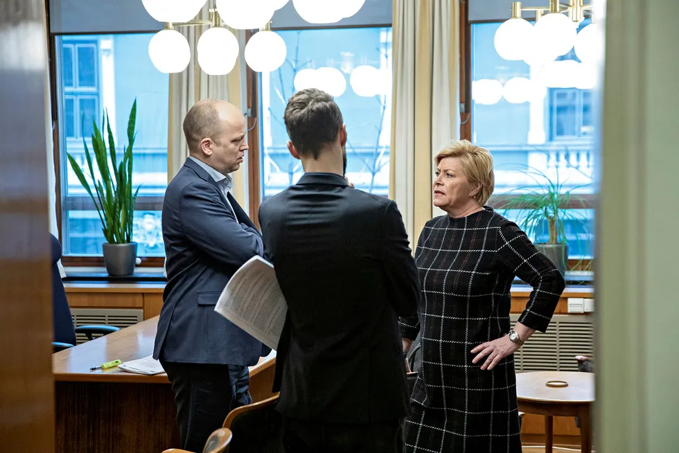Trygve Slagsvold Vedum (SP), Bjørnar Moxnes (R) og Siv Jensen (FrP) under møtet mellom de parlamentariske lederne på Stortinget for å bli enige om krisepakkt.