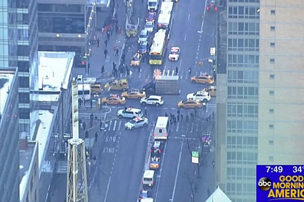 Politiet har rykket ut til en eksplosjon i Port Authority Bus Terminal på Manhattan i New York. Skjermdump fra Good Morning America.