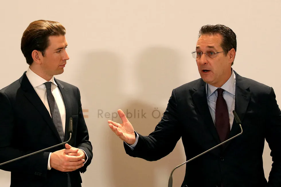 Statsminister Sebastian Kurz (til venstre) og visestatsminister Heinz-Christian Strache møttes lørdag etter at Strache ble avslørt idet han angivelig tilbød regjeringskontrakter til en russer i bytte mot politisk støtte. Strache trakk seg etter møtet med Kurz.