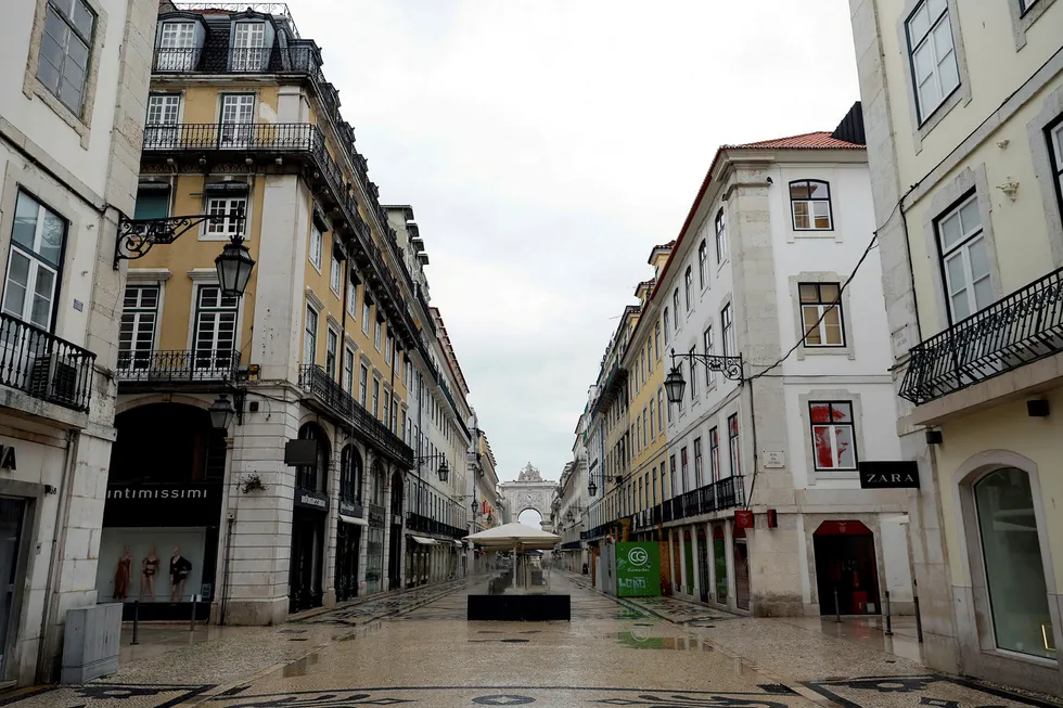 Unntakstilstand og portforbud rådet under pesten i Portugal i 1899. 30. mars i år var Augusta-gaten i Lisboa folketom igjen.