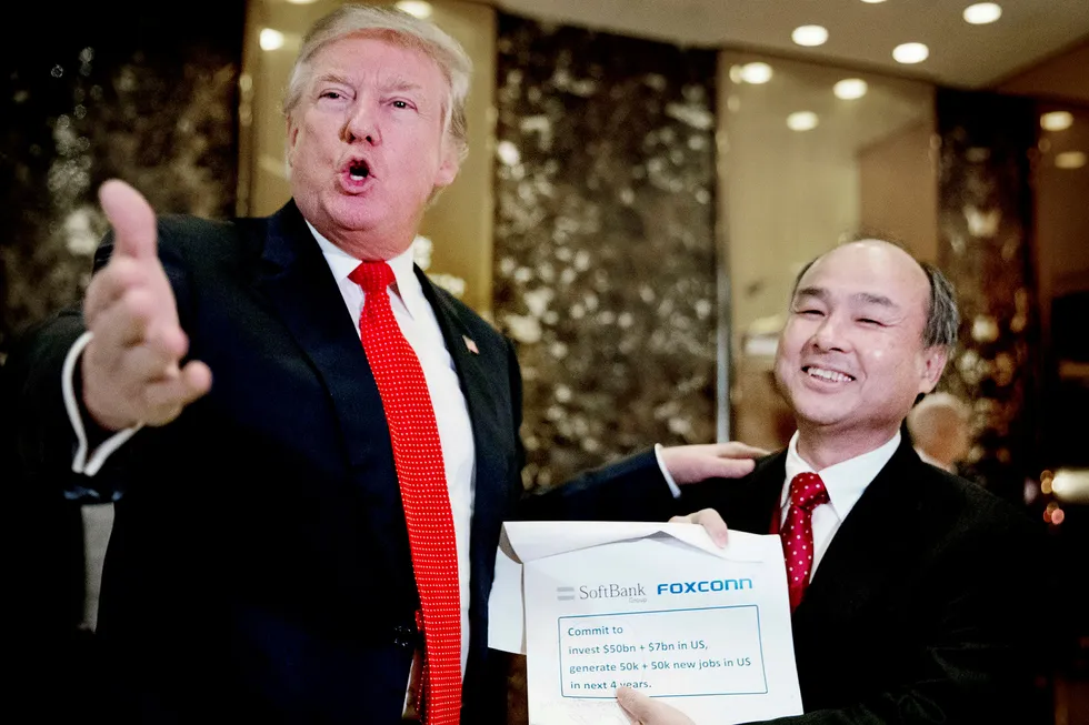 Den japanske entreprenøren Masayoshi Son (til høyre) har lovet Donald Trump å investere 50 milliarder dollar i amerikanske oppstartsselskaper. Foto: Andrew Harnik/Ap/NTB Scanpix