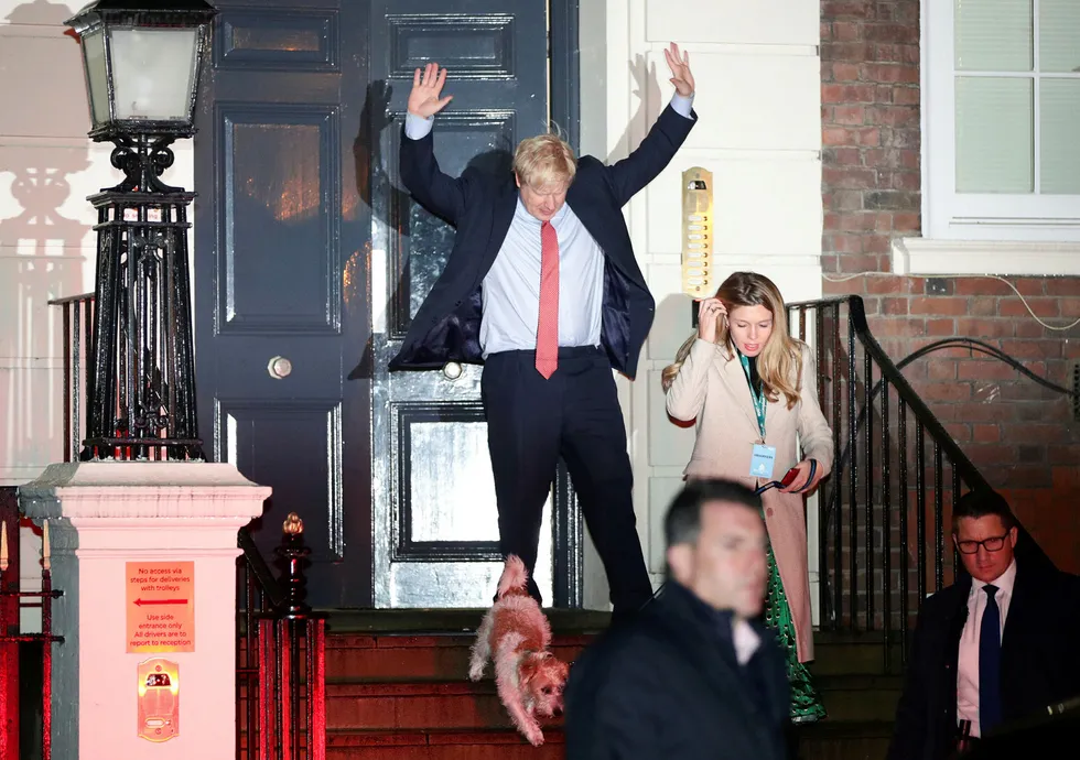 Statsminister Boris Johnson og kjæresten Carrie Symonds var i god stemning da de i natt forlot Det konservative partiets valgvake i London. Hunden Dilyn var også med på festen.