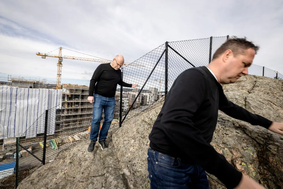 Daglig leder Sven Erik Knoph i Kanalbyen (til venstre) beskriver en ekstrem usikkerhet knyttet til hvilke konsekvenser de ekstreme prisøkningene og mangelen på varer vil kunne bety for storutbyggingen i Kristiansand (i bakgrunnen). Til høyre prosjektleder for JB Ugland Entreprenør, Espen Domaas.