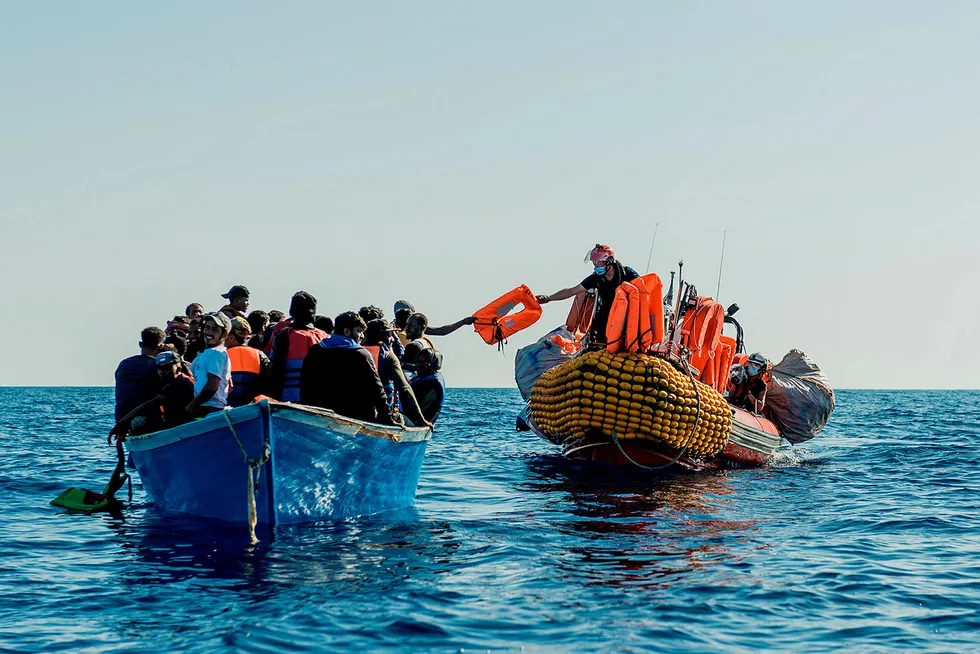 Så kom skiftet, fra rundt 2015: Migrasjonssjokk, brexitsjokk, øst-vest konflikt i EU – og så altså korona som galopperer gjennom verden, skriver artikkelforfatteren. Her reddes migranter i Middelhavet i slutten av juni.