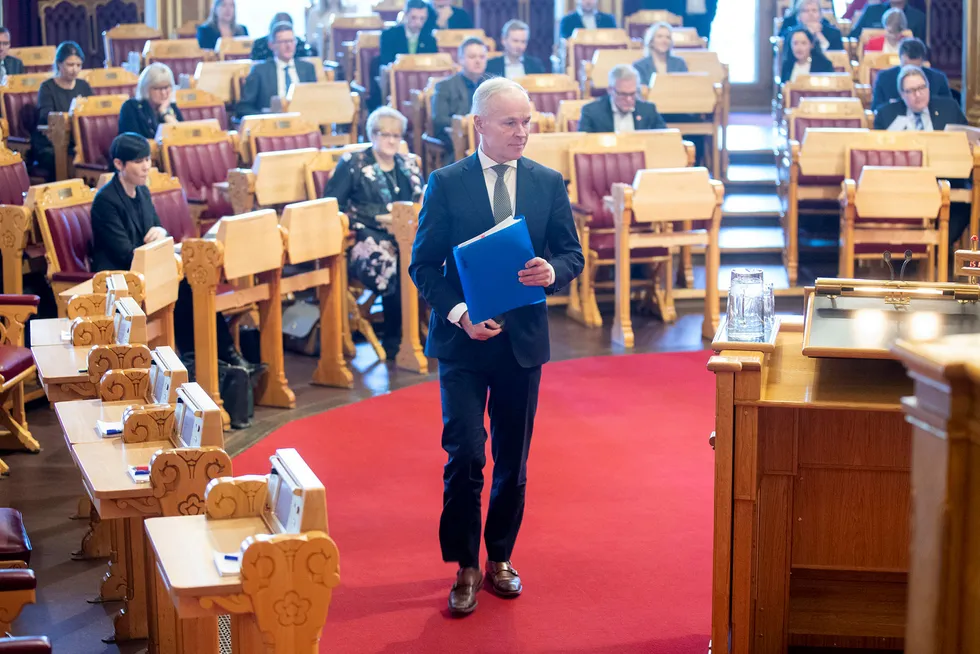 Finansminister Jan Tore Sanner (H) legger forslaget om reform av skattesystemet for kraftbransjen i skuffen. Foto: Fredrik Solstad