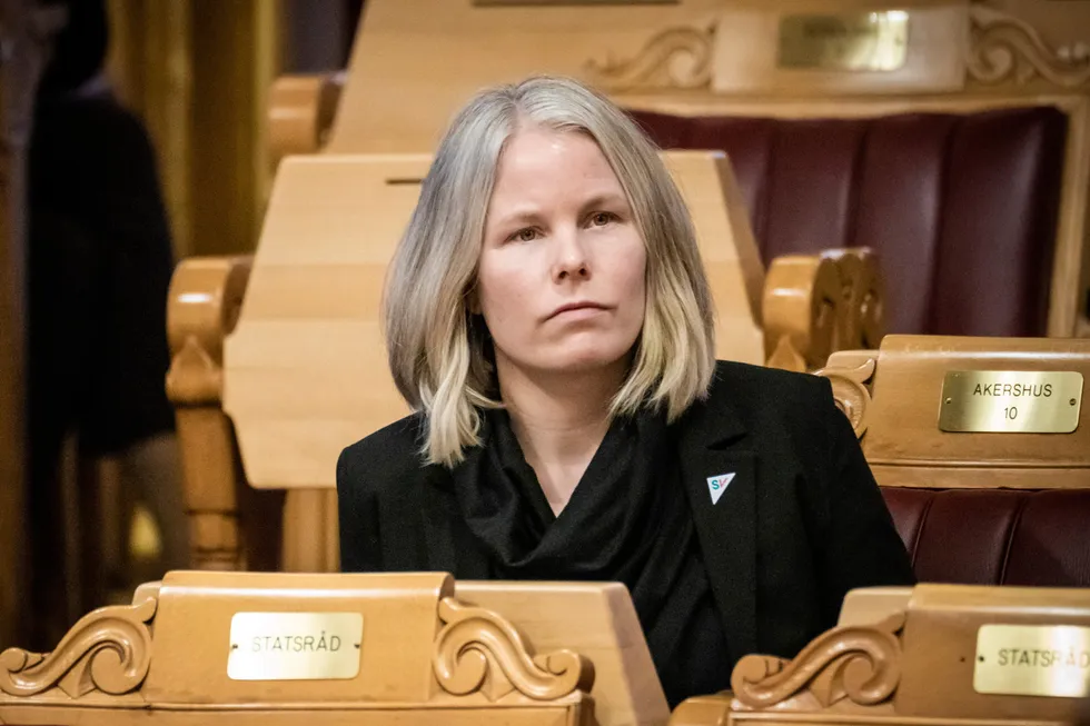 – Nå har vi stilt flere spørsmål, og vi får fortsatt ikke et tydelig svar på hvorfor regjeringen lar styrene i de statlige selskapene bryte retningslinjene for lederlønn, sier SV-leder Kirsti Bergstø.