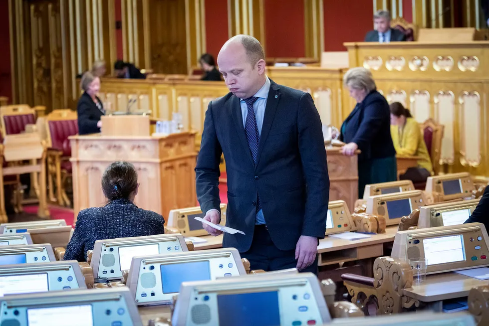 En oppgitt Sp-leder Trygve Slagsvold Vedum gikk tilbake til plassen sin etter at han hadde stilt spørsmål til statsminister Erna Solberg i spørretimen om høye strømpriser.