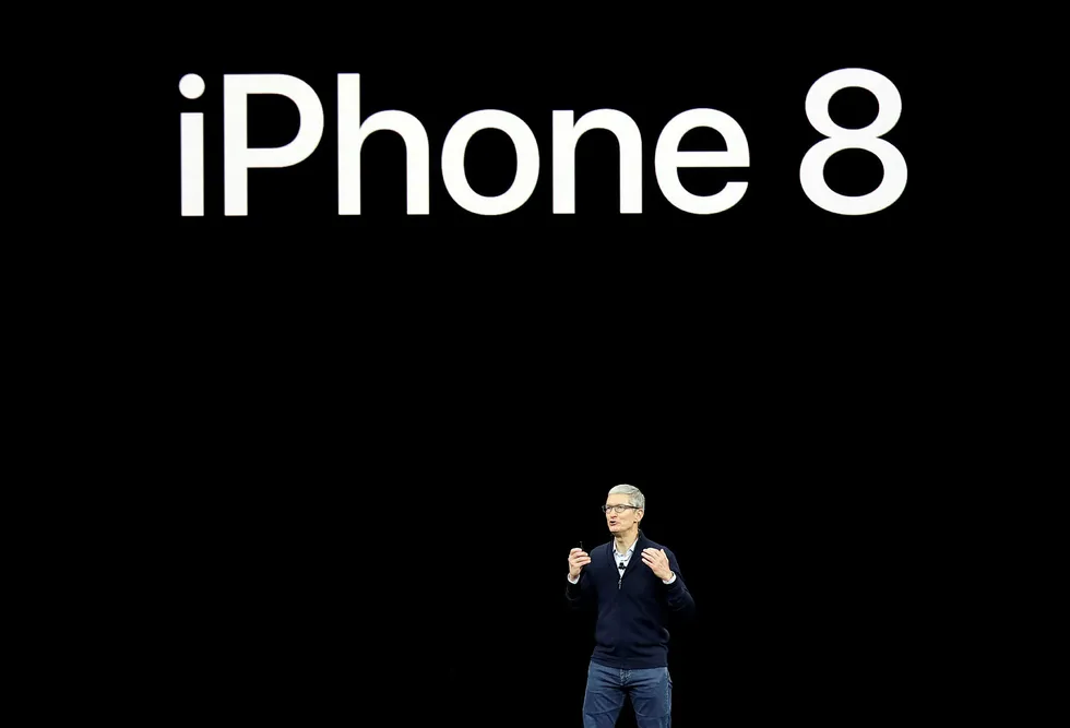 Apple-sjef Tim Cook viser Iphone 8 for første gang i California, 12. september 2017. Foto: Marcio Jose Sanchez