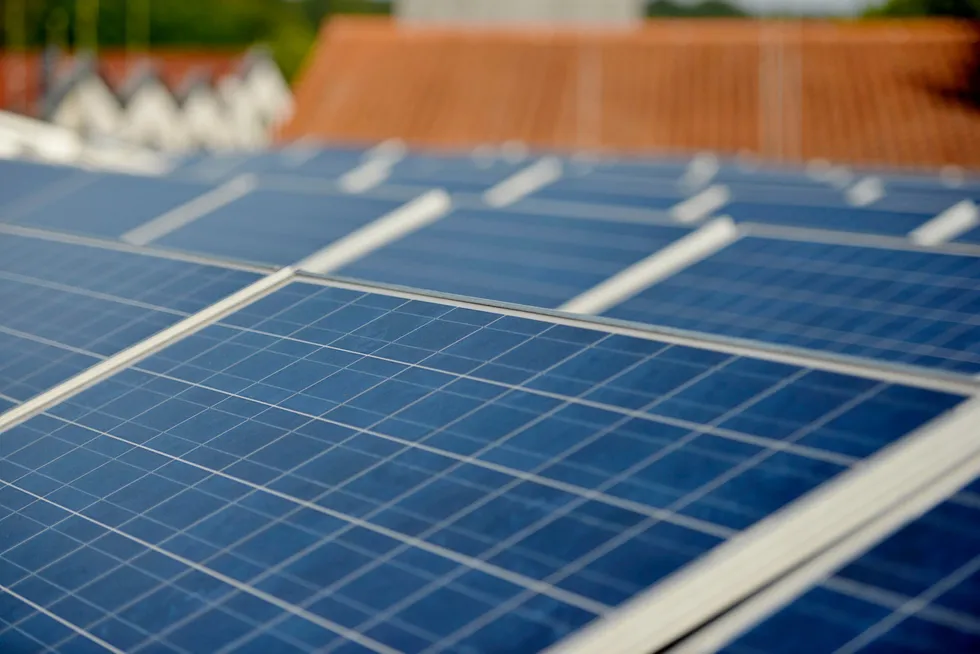 Solcellepaneler på taket av et hus. Solceller viser seg å være et vanskelig marked.