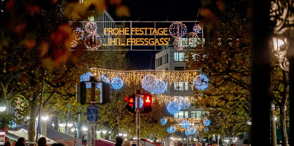 I Frankfurt er shoppinggaten dekorert med julelys. Flere land i Europa forbereder seg på å måtte spare strøm i vinter.