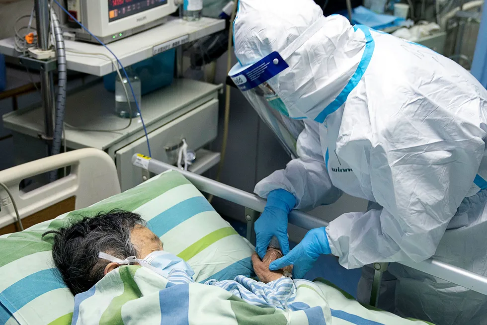 56 personer har mistet livet på grunn av det nye lungeviruset 2019-nCoV og til sammen 1.975 personer er smittet i Kina. Enkelte tilfeller er også oppdaget i andre land. Foto: Xiong Qi / Xinhua via AP / NTB scanpix