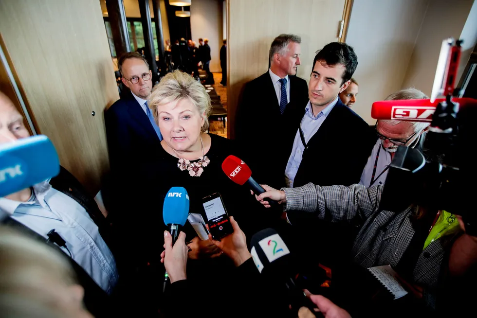 Oslo Statsminister Erna Solberg (H) snakker med pressen om bompengesaken.