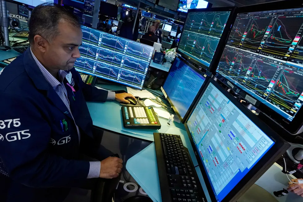Meglerne på New York Stock Exchange (NYSE) venter denne uken på flere kvartalstall. Her NYSE-megler Dilip Patel fotografert tidligere i oktober.