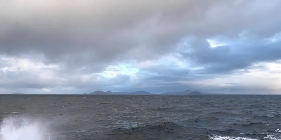 Det er dag 3 om bord på «Brennholm» og Fiskeribladets utsendte må rapportere sjøsyk fra lugaren. Her passerer vi Hebridene. Foto: Kjersti Sandvik