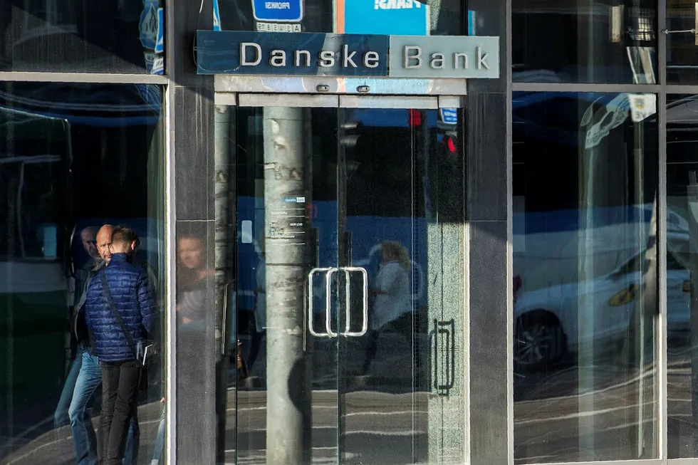 Folk passerer en filial til Danske Bank i Estlands hovedstad Tallin.
