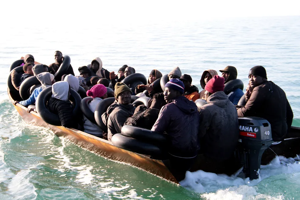 Migranter, hovedsakelig fra det sørlige Afrika, blir stanset av Tunisias kystvakt i et forsøk på å nå Italia.