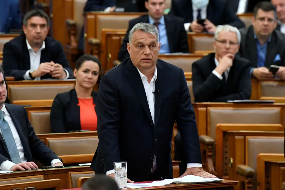Ungarns statsminister Viktor Orbán har vært en kløpper i å utnytte demokratiets muligheter til å undergrave det, skriver artikkelforfatteren. Orbán har sikret seg ekstraordinær makt for å bekjempe koronaviruset.