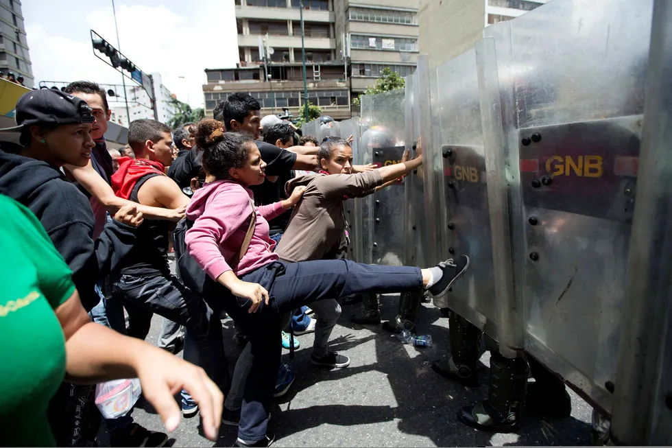Rasende demonstranter protesterer mot matmangel. Her fra hovedstaden Caracas sist sommer. Foto: Ariana Cubillos/AP Photo/NTB Scanpix