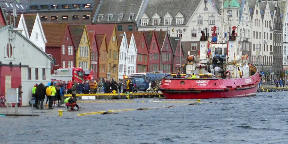 UVÆR: Januarværet har vært annerledes i år. Her er springflo på Bryggen i Bergen. Foto: OLE ERIK KLOKEIDE