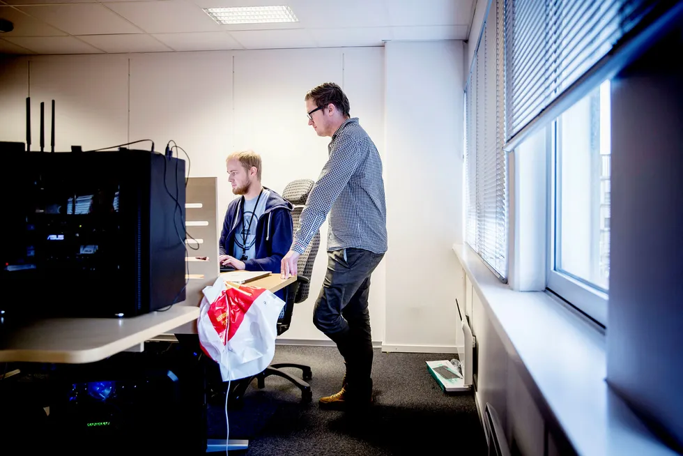 Hovedeier Lars Ropeid Selsås (til venstre) og medgründer Henry Vaage Iversen i selskapet Boost AI håper de i løpet av neste år skal ha levert dataroboten «James» til alle norske banker. Foto: Tommy Ellingsen
