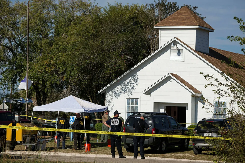 26 personer ble drept og 20 er skadet etter at en mann avfyrte skudd i «First Baptist Church» i Sutherland Springs i Texas. Foto: Nick Wagner/AP