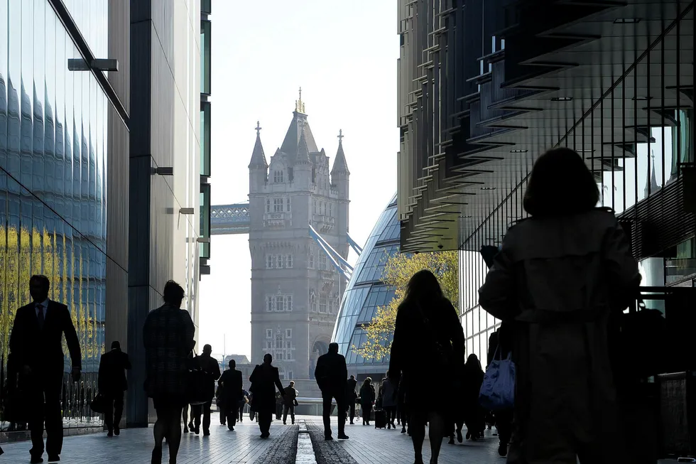 Slaget om City kan bli hett i de kommende brexitforhandlingene. I overkant av en million mennesker jobber i den britiske finansnæringen, som har sitt historiske senter i London City, sier forfatteren. Foto: Toby Melville/Reuters/NTB Scanpix