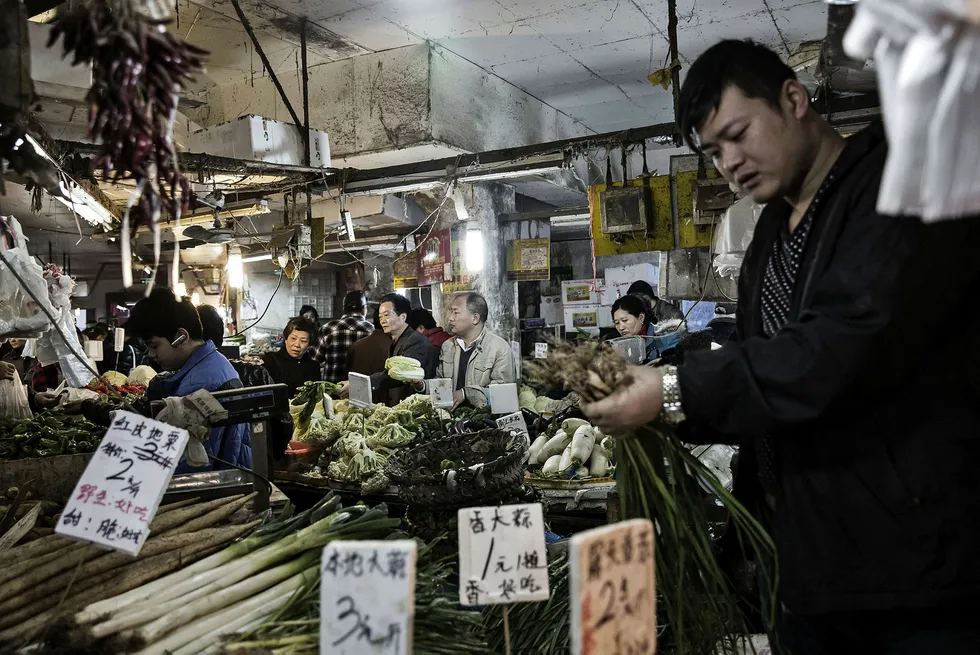 Alle synes stolte over Norges handelsavtale med Kina, men FNs spesialrapportør på ekstrem fattigdom og menneskerettigheter reiste i august 2016 gjennom Kina og konkluderte at færre mennesker lever i ekstrem fattigdom men at forholdene for menneskerettigheter ikke er blitt bedre, skriver artikkelforfatteren. Her fra et grønnsaksmarked i Shanghai. Foto: Qilai Shen/Bloomberg