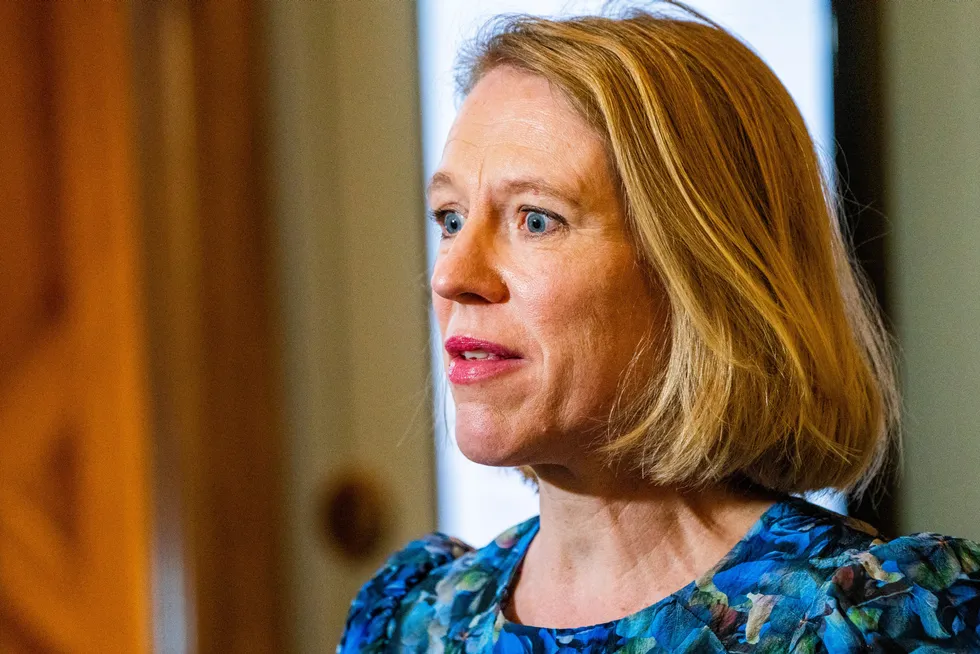 Anniken Huitfeldt, Norges sannsynlige neste utenriksminister, vil ikke fortelle om hun vil reservere Norge mot Europas jernbanesamarbeid.