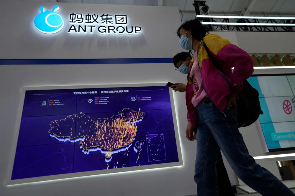 Børsnoteringen av Ant Group ble kansellert i fjor. Nå tvinger kinesiske myndigheter gjennom store endringer og får inn statskontrollerte selskaper på eiersiden. Internasjonale investorer nedskriver verdiene.