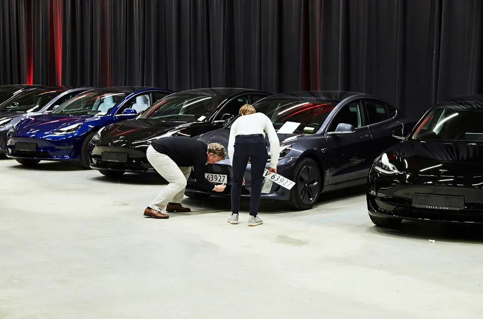 En rekke Tesla Model 3 på Norges Varemesse i Lillestrøm. Forventningene til salget av den nye massemarkedsmodellen var store – og har ikke blitt innfridd hittil.