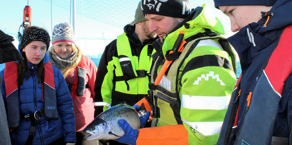 En viktig målgruppe å nå er den unge generasjonen, som spiser mindre sjømat enn før. Her ser vi ungdom fra Helgeland på besøk på merdkanten.